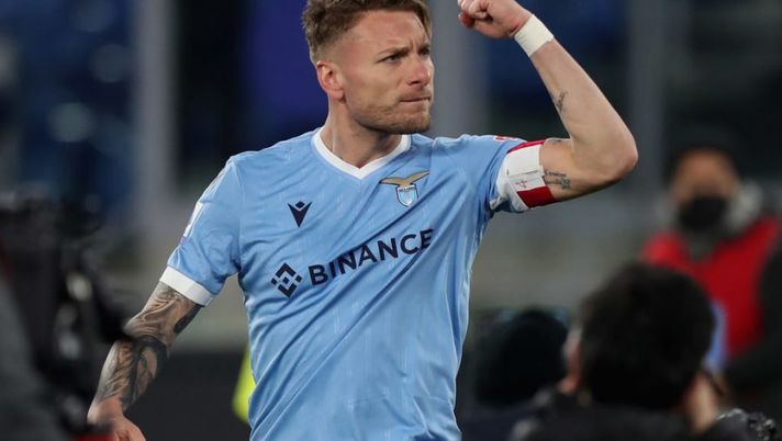 ROME, ITALY - MARCH 14: Ciro Immobile of SS Lazio celebrates after scoring the opening goal from penalty spot during the Serie A match between SS Lazio and Venezia FC at Stadio Olimpico on March 14, 2022 in Rome, Italy. (Photo by Paolo Bruno/Getty Images) Voti fantacalcio: Immobile come Luiz Felipe, bene Acerbi! La scelta su Lazzari e Nani - immagine 1