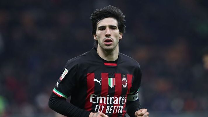 MILAN, ITALY - JANUARY 11: Sandro Tonali of AC Milan looks on during the Coppa Italia match between AC Milan and Torino FC at Stadio Giuseppe Meazza on January 11, 2023 in Milan, Italy. (Photo by Marco Luzzani/Getty Images) Tonali: “Abbiamo dato tutti il 100%, siamo felici! Come va la caviglia? Rispondo così” - immagine 1