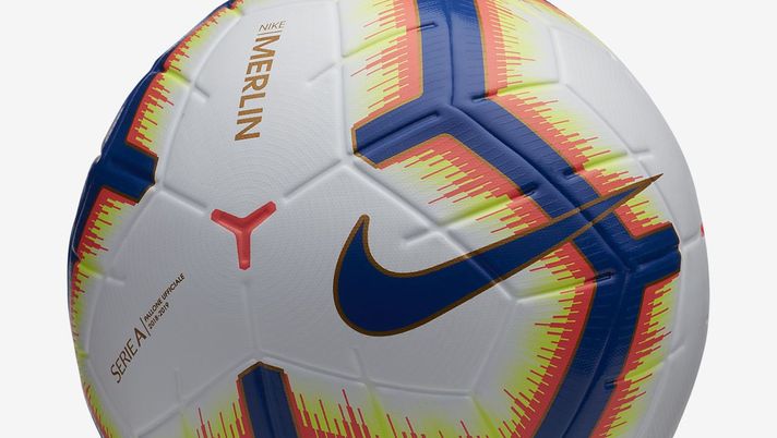 Serie A, da stasera scende in campo il Nike Merlin: il nuovo pallone… Serie A, da stasera scende in campo il Nike Merlin: il nuovo pallone…