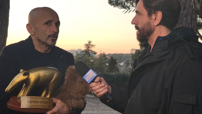 Luciano Spalletti riceve il Tapiro d'oro da Valerio Staffelli per Striscia la Notizia 