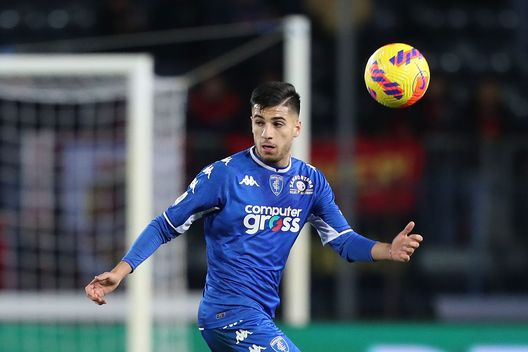 EMPOLI, ITALY - NOVEMBER 05: Fabiano Parisi of Empoli FC in action during the Serie A match between Empoli FC v Genoa CFC at Stadio Carlo Castellani on November 5, 2021 in Empoli, Italy. (Photo by Gabriele Maltinti/Getty Images) Giuffredi: “Faremo di tutto per portare Parisi alla Fiorentina entro domani”- immagine 2