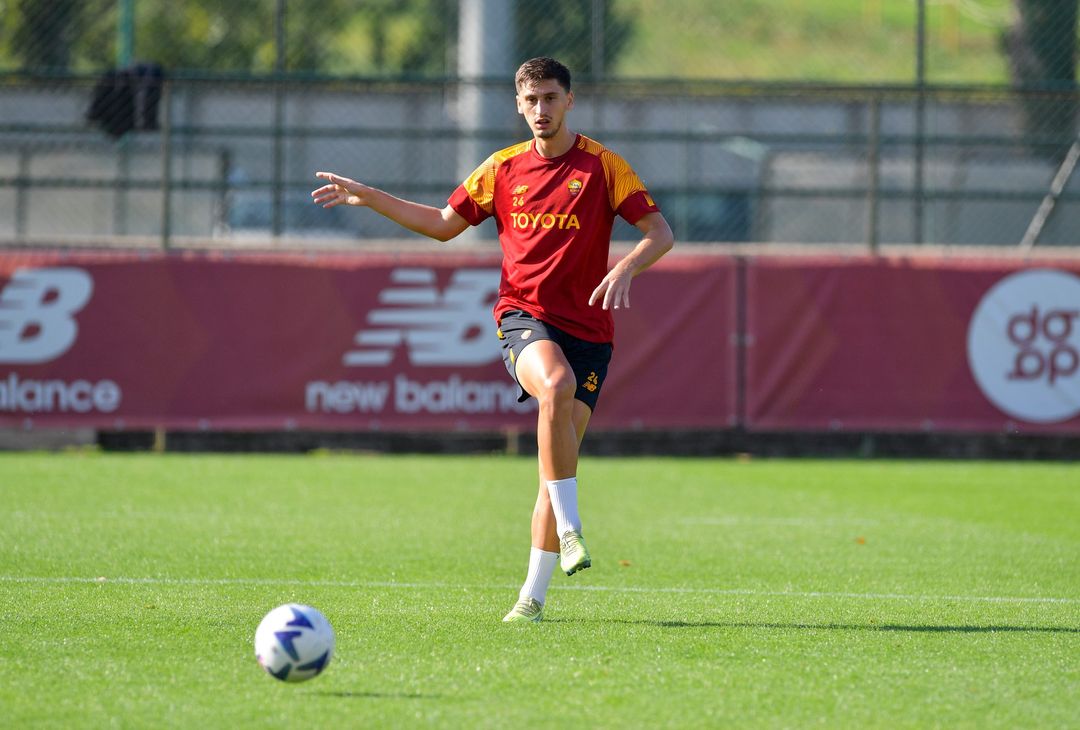 Trigoria, Dybala in gruppo prima della sfida con il Torino – FOTO GALLERY - immagine 19