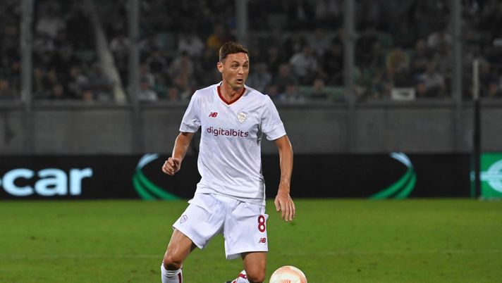 RAZGRAD, BULGARIA - SEPTEMBER 08: AS Roma player Nemanja Matic during the UEFA Europa League group C match between PFC Ludogorets Razgrad and AS Roma at Ludogorets Arena on September 08, 2022 in Razgrad, Bulgaria. (Photo by Luciano Rossi/AS Roma via Getty Images) Non è una Serie A per giovani. Roma e Lazio tra le più vecchie - immagine 1