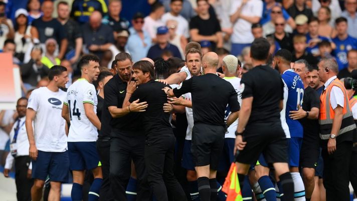 LONDON, ENGLAND - AUGUST 14: Antonio Conte, Manager of Tottenham Hotspur is held back prior to being shown a red card after the Premier League match between Chelsea FC and Tottenham Hotspur at Stamford Bridge on August 14, 2022 in London, England. (Photo by Shaun Botterill/Getty Images) London derby pieno di polemiche