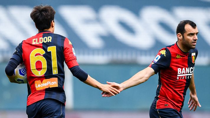 GENOA, ITALY - MAY 15: Eldor Shomurodov of Genoa (L) celebrates with his team-mate Goran Pandev after scoring a goal during the Serie A match between Genoa CFC and Atalanta Bergamasca Calcio at Stadio Luigi Ferraris on May 15, 2021 in Genoa, Italy. (Photo by Getty Images) 