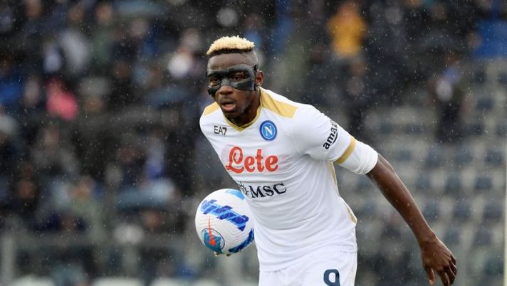 Napoli's Nigerian forward Victor Osimhen reacts during the Serie A football match between Empoli and Naoli at Castellani stadium in Empoli on April 24, 2022. (Photo by FILIPPO MONTEFORTE / AFP) (Photo by FILIPPO MONTEFORTE/AFP via Getty Images) Napoli, il CorSport: “Osimhen, un altro shock. Victor spaventa il club” - immagine 1
