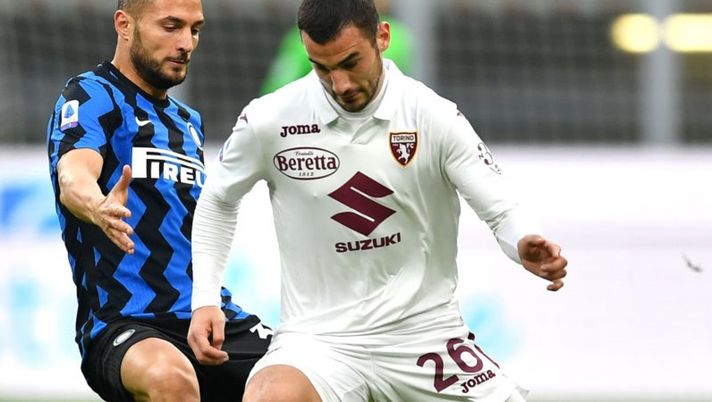 MILAN, ITALY - NOVEMBER 22: Federico Bonazzoli of Torino looks to break past Danilo D'Ambrosio of Inter Milan during the Serie A match between FC Internazionale and Torino FC at Stadio Giuseppe Meazza on November 22, 2020 in Milan, Italy. Sporting stadiums around Italy remain under strict restrictions due to the Coronavirus Pandemic as Government social distancing laws prohibit fans inside venues resulting in games being played behind closed doors. (Photo by Valerio Pennicino/Getty Images) MILAN, ITALY - NOVEMBER 22: Federico Bonazzoli of Torino looks to break past Danilo D'Ambrosio of Inter Milan during the Serie A match between FC Internazionale and Torino FC at Stadio Giuseppe Meazza on November 22, 2020 in Milan, Italy. Sporting stadiums around Italy remain under strict restrictions due to the Coronavirus Pandemic as Government social distancing laws prohibit fans inside venues resulting in games being played behind closed doors. (Photo by Valerio Pennicino/Getty Images)