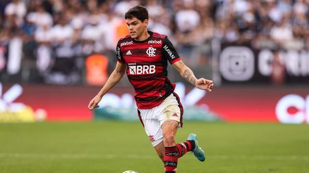 SAO PAULO, BRAZIL - JULY 10: Ayrton Lucas of Flamengo controls the ball during a match between Corinthians and Flamengo as part of Brasileirao Series A 2022 at Neo Quimica Arena on July 10, 2022 in Sao Paulo, Brazil. (Photo by Alexandre Schneider/Getty Images)