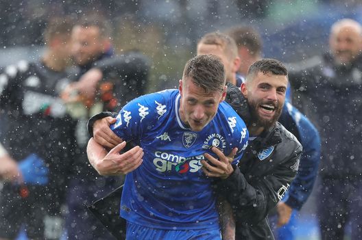 EMPOLI, ITALY - APRIL 24: Andrea Pinamonti of Empoli FC and Patrick Cutrone of Empoli FC celebrates the victory after during the Serie A match between Empoli FC and SSC Napoli at Stadio Carlo Castellani on April 24, 2022 in Empoli, Italy. (Photo by Gabriele Maltinti/Getty Images) Il Tirreno insiste: “Milenkovic è la chiave per Pinamonti”- immagine 2