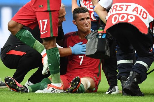 Portugal's forward Cristiano Ronaldo reacts as medics arrive on the pitch during the Euro 2016 final football match between France and Portugal at the Stade de France in Saint-Denis, north of Paris, on July 10, 2016. / AFP PHOTO / FRANCK FIFE Portugal's forward Cristiano Ronaldo reacts as medics arrive on the pitch during the Euro 2016 final football match between France and Portugal at the Stade de France in Saint-Denis, north of Paris, on July 10, 2016. / AFP PHOTO / FRANCK FIFE