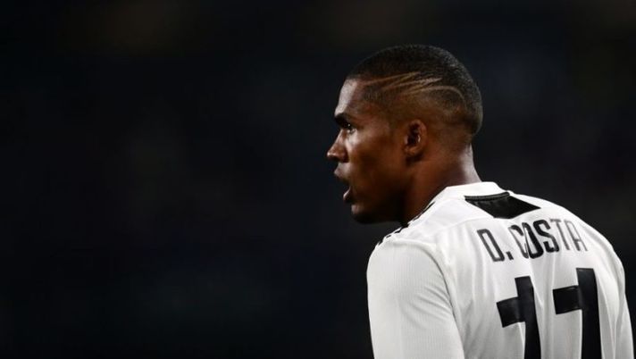 Juventus' Brazilian forward Douglas Costa looks on during the Italian Serie A football match Juventus vs Genoa on October 20, 2018 at the Juventus Allianz stadium in Turin. (Photo by Marco BERTORELLO / AFP) (Photo credit should read MARCO BERTORELLO/AFP/Getty Images) Dal flop… alle stelle: chi rilanciare al fantacalcio alla prossima giornata- immagine 1