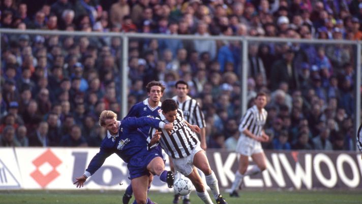 FLORENCE, ITALY -JANUARY 26: Juventus player Robero Baggio during Fiorentina - Juventus on January 26, 1991, in Florence Italy. (Photo by Juventus FC - Archive/Juventus FC via Getty Images) Scudetto, Baggio, Vlahovic: la rivalità tra Fiorentina e Juve finisce su L’Equipe - immagine 1
