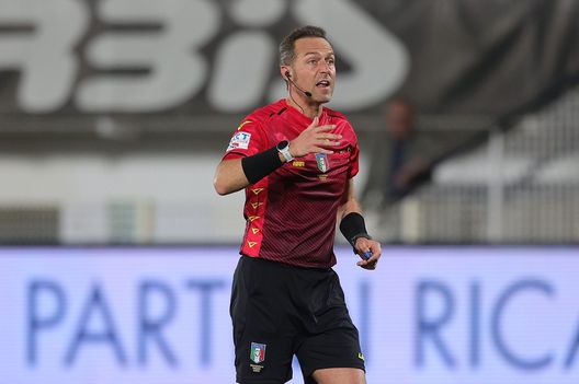 LA SPEZIA, ITALY - APRIL 30: Luca Pairetto referee gestures during the Serie A match between Spezia Calcio and SS Lazio at Stadio Alberto Picco on April 30, 2022 in La Spezia, Italy. (Photo by Gabriele Maltinti/Getty Images)