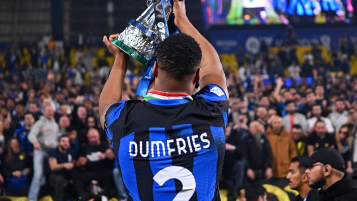 RIYADH, SAUDI ARABIA - JANUARY 22: Denzel Dumfries of FC Internazionale poses with the trophy at the end of the Italian EA Sports FC Supercup Final match between SSC Napoli and FC Internazionale at Al-Awwal Stadium on January 22, 2024 in Riyadh, Saudi Arabia. (Photo by Mattia Ozbot - Inter/Inter via Getty Images) Inter, Moretto svela: “Dumfries? Mi dicono che dopo Natale è arrivata questa chiamata” - immagine 1