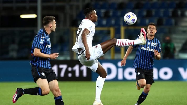 BERGAMO, ITALY - MAY 23: Rafael Leao of A.C. Milan controls the ball during the Serie A match between Atalanta BC and AC Milan at Gewiss Stadium on May 23, 2021 in Bergamo, Italy. Sporting stadiums around Italy remain under strict restrictions due to the Coronavirus Pandemic as Government social distancing laws prohibit fans inside venues resulting in games being played behind closed doors. (Photo by Marco Luzzani/Getty Images) BERGAMO, ITALY - MAY 23: Rafael Leao of A.C. Milan controls the ball during the Serie A match between Atalanta BC and AC Milan at Gewiss Stadium on May 23, 2021 in Bergamo, Italy. Sporting stadiums around Italy remain under strict restrictions due to the Coronavirus Pandemic as Government social distancing laws prohibit fans inside venues resulting in games being played behind closed doors. (Photo by Marco Luzzani/Getty Images)