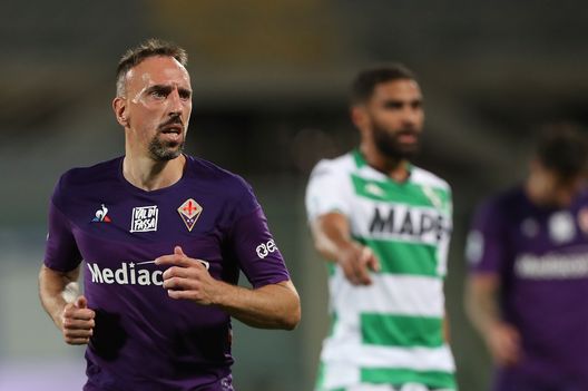 FLORENCE, ITALY - JULY 01: Franck Ribery of ACF Fiorentina looks on during the Serie A match between ACF Fiorentina and US Sassuolo at Stadio Artemio Franchi on July 1, 2020 in Florence, Italy. (Photo by Gabriele Maltinti/Getty Images) FLORENCE, ITALY - JULY 01: Franck Ribery of ACF Fiorentina looks on during the Serie A match between ACF Fiorentina and US Sassuolo at Stadio Artemio Franchi on July 1, 2020 in Florence, Italy. (Photo by Gabriele Maltinti/Getty Images)