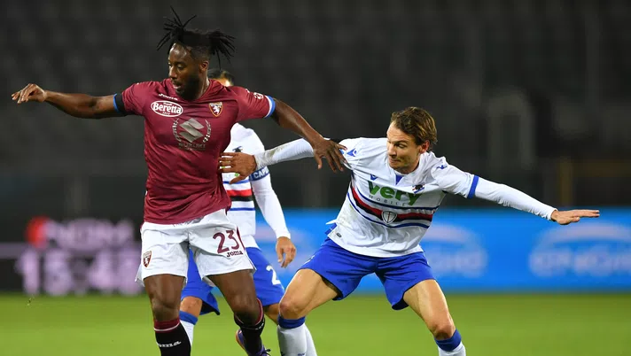 TURIN, ITALY - NOVEMBER 30: Soualiho Meite of Torino F.C.  battles for possession with  Albin Ekdal of U.C. Sampdoria  during the Serie A match between Torino FC and UC Sampdoria at Stadio Olimpico di Torino on November 30, 2020 in Turin, Italy. Sporting stadiums around Italy remain under strict restrictions due to the Coronavirus Pandemic as Government social distancing laws prohibit fans inside venues resulting in games being played behind closed doors. (Photo by Valerio Pennicino/Getty Images)
