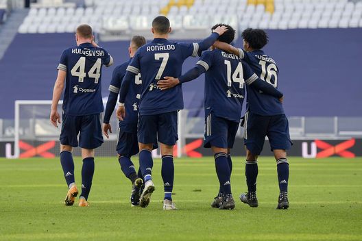 I giocatori della Juventus esultano per il gol di McKennie contro il Bologna I giocatori della Juventus esultano per il gol di McKennie contro il Bologna