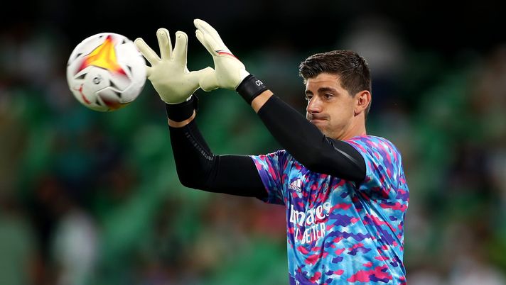 SEVILLE, SPAIN - AUGUST 28: Thibaut Courtois of Real Madrid warms up prior to during the La Liga Santander match between Real Betis and Real Madrid CF at Estadio Benito Villamarin on August 28, 2021 in Seville, Spain. (Photo by Fran Santiago/Getty Images) Real, Courtois a sorpresa: “Ancelotti mi chiede di segnare per motivare gli attaccanti” - immagine 1