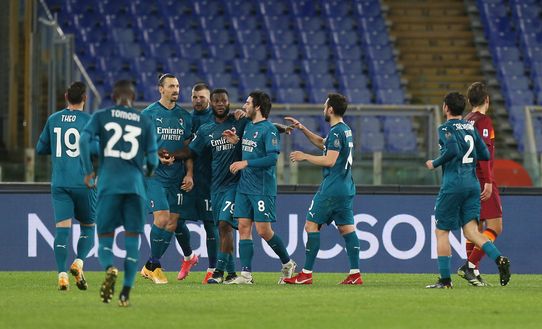 Il Milan festeggia Kessie dopo il goal alla Romaaa Il Milan festeggia Kessie dopo il goal alla Romaaa
