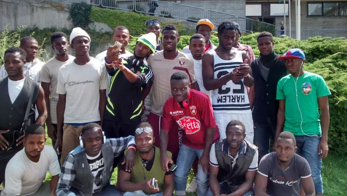 Acquah e i richiedenti asilo a Chatillon (foto Maccario)
