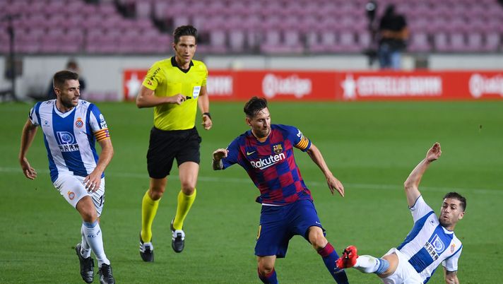 BARCELONA, SPAIN - JULY 08: Lionel Messi of FC Barcelona competes for the ball with David Lopez (L) and Adrian Embarba of RCD Espanyol during the Liga match between FC Barcelona and RCD Espanyol at Camp Nou on July 08, 2020 in Barcelona, Spain. Football Stadiums around Europe remain empty due to the Coronavirus Pandemic as Government social distancing laws prohibit fans inside venues resulting in all fixtures being played behind closed doors. (Photo by Alex Caparros/Getty Images) BARCELONA, SPAIN - JULY 08: Lionel Messi of FC Barcelona competes for the ball with David Lopez (L) and Adrian Embarba of RCD Espanyol during the Liga match between FC Barcelona and RCD Espanyol at Camp Nou on July 08, 2020 in Barcelona, Spain. Football Stadiums around Europe remain empty due to the Coronavirus Pandemic as Government social distancing laws prohibit fans inside venues resulting in all fixtures being played behind closed doors. (Photo by Alex Caparros/Getty Images)