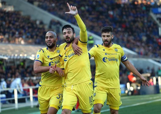  BERGAMO, ITALY - DECEMBER 07: Samuel Di Carmine (C) of Hellas Verona celebrates with his team-mates Sofyan Amrabat (L) and Miguel Veloso (R) after scoring the opening goal during the Serie A match between Atalanta BC and Hellas Verona at Gewiss Stadium on December 7, 2019 in Bergamo, Italy. (Photo by Marco Luzzani/Getty Images) 