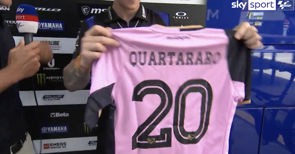 VIDEO Palermo, anche Quartararo con i rosa: maglia in regalo per il pilota di MotoGp