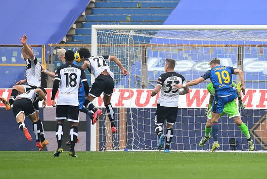 Nuytinck in gol contro il Parma Nuytinck in gol contro il Parma