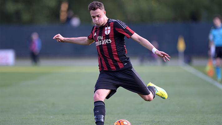 Gian Filippo Felicioli con la maglia del Milan (credits: acmilan.com) 