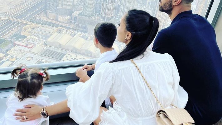 Spinazzola a Dubai con la famiglia: sorrisi e foto dall’alto del Burj Khalifa Spinazzola a Dubai con la famiglia: sorrisi e foto dall’alto del Burj Khalifa - immagine 1