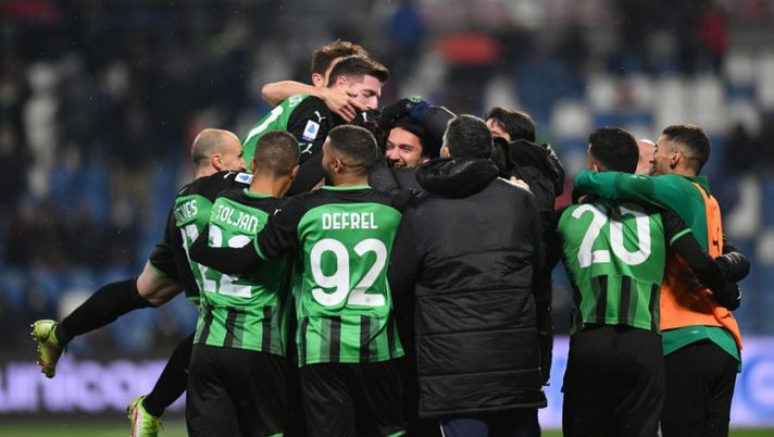 REGGIO NELL'EMILIA, ITALY - DECEMBER 01: Gian Marco Ferrari (Hidden) of U.S. Sassuolo Calcio celebrates with teammates after scoring their side's second goal during the Serie A match between US Sassuolo v SSC Napoli at Mapei Stadium - Citta' del Tricolore on December 01, 2021 in Reggio nell'Emilia, Italy. (Photo by Alessandro Sabattini/Getty Images) Sassuolo, scatta l’allarme Covid: oggi ci sono 9 giocatori assenti all’allenamento - immagine 1
