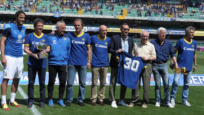VERONA, ITALY - MAY 17: Luca Toni (1th L) Andrea Mandorlini (3rd L) Maurizio Setti (S) president of Hellas Verona with Eugenio Bagnoli head coach Verona 1984 / 1985 and players of verona for thirty years of championship celebrations before the Serie A match between Hellas Verona FC and Empoli FC at Stadio Marc'Antonio Bentegodi on May 17, 2015 in Verona, Italy. (Photo by Dino Panato/Getty Images) Buona la prima? Il Verona…sogna lo scudetto, Roma e Milan vittorie in Europa. Povera Cremonese, mai in casa!- immagine 2