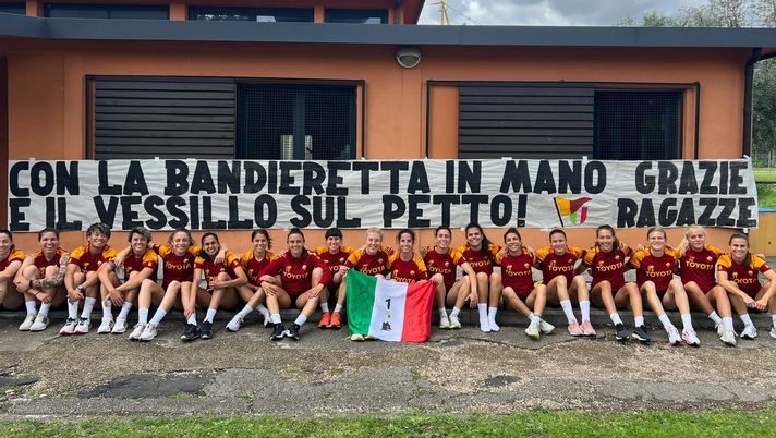 La Sud regala alla Roma Femminile Campione d’Italia lo striscione di ringraziamento La Sud regala alla Roma Femminile Campione d’Italia lo striscione di ringraziamento - immagine 1