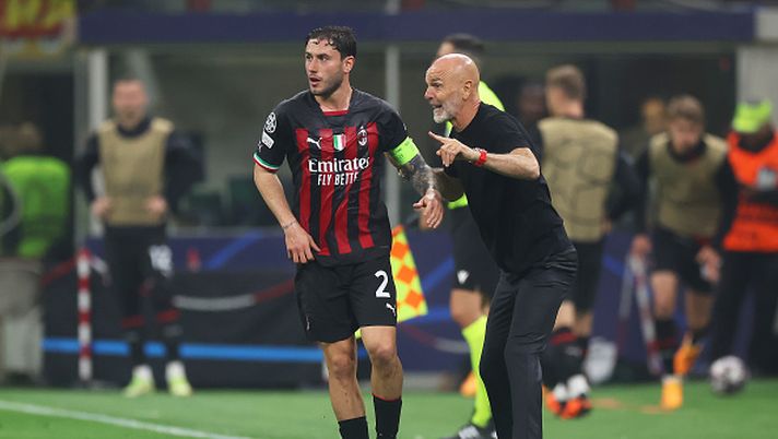 MILAN, ITALY - MAY 10: Davide Calabria of AC Milan speaks with Stefano Pioli, Head Coach of AC Milan, during the UEFA Champions League semi-final first leg match between AC Milan and FC Internazionale at San Siro on May 10, 2023 in Milan, Italy. (Photo by Alex Grimm/Getty Images) Pioli: i 7 minuti del derby sono una richiesta di maggiore attenzione alla squadra, non un’alibi - immagine 1