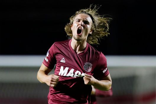  SAO PAULO, BRAZIL - NOVEMBER 04: Pedro De La Vega of Lanus celebrates after scoring the first goal of his team during a second leg match of Copa CONMEBOL Sudamericana second round between Sao Paulo and Lanus at Morumbi Stadium on November 04, 2020 in Sao Paulo, Brazil. (Photo by Andre Penner-Pool/Getty Images) 