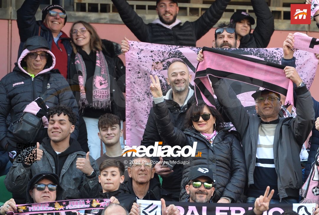 FOTOTIFO Palermo-Como 3-0, gli scatti ai tifosi al “Renzo Barbera” (GALLERY) - immagine 30