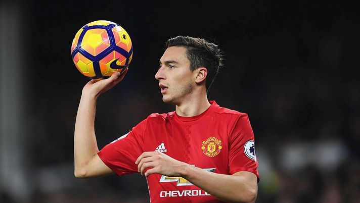 LIVERPOOL, ENGLAND - DECEMBER 04:  Matteo Darmian of Manchester United takes a thrown in during the Premier League match between Everton and Manchester United at Goodison Park on December 4, 2016 in Liverpool, England.  (Photo by Laurence Griffiths/Getty Images) 