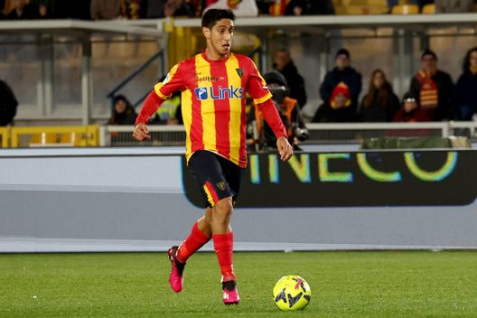 LECCE, ITALY - JANUARY 27: Youssef Maleh of Lecce during the Serie A match between US Lecce and Salernitana at Stadio Via del Mare on January 27, 2023 in Lecce, Italy.(Photo by Maurizio Lagana/Getty Images) Maleh, slitta il rientro? Altri problemi per l’ex viola- immagine 2