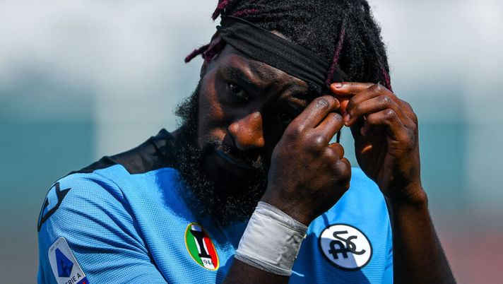 GENOA, ITALY - APRIL 24: M'Bala Nzola of Spezia combs his hair before the Serie A match between Genoa CFC and Spezia Calcio at Stadio Luigi Ferraris on April 24, 2021 in Genoa, Italy. (Photo by Getty Images) Secolo: “C’è l’offerta dalla Turchia ma Motta segue attentamente il lavoro di Nzola” - immagine 1