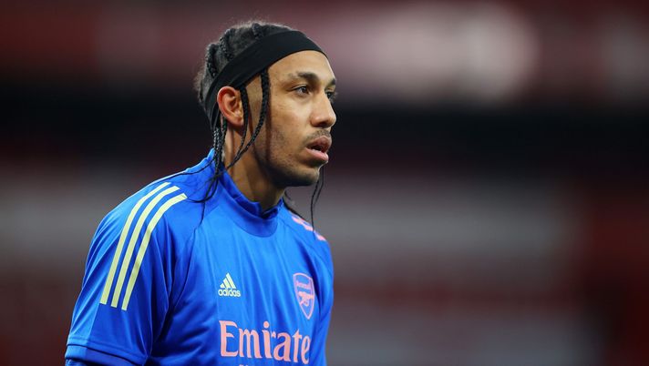 LONDON, ENGLAND - APRIL 03: Pierre-Emerick Aubameyang of Arsenal looks on as he warms up prior to the Premier League match between Arsenal and Liverpool at Emirates Stadium on April 03, 2021 in London, England. Sporting stadiums around the UK remain under strict restrictions due to the Coronavirus Pandemic as Government social distancing laws prohibit fans inside venues resulting in games being played behind closed doors. (Photo by Julian Finney/Getty Images) Aubameyang…imprigionato per otto minuti: l’attaccante non può andare all’Atletico, ma solo tornare al Barça! - immagine 1