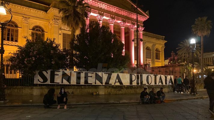 Palermo in Serie C, lo striscione dei tifosi al Teatro Massimo: “Sentenza pilotata”. La foto 