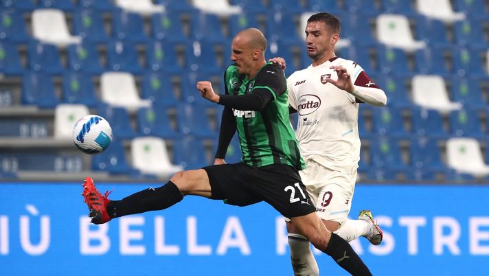 REGGIO NELL'EMILIA, ITALY - SEPTEMBER 26: Vlad Chiriches of US Sassuolo challenges for the ball with Federico Bonazzoli of US Salernitana during the Serie A match between US Sassuolo and US Salernitana at Mapei Stadium - Citta' del Tricolore on September 26, 2021 in Reggio nell'Emilia, Italy. (Photo by Marco Luzzani/Getty Images) REGGIO NELL'EMILIA, ITALY - SEPTEMBER 26: Vlad Chiriches of US Sassuolo challenges for the ball with Federico Bonazzoli of US Salernitana during the Serie A match between US Sassuolo and US Salernitana at Mapei Stadium - Citta' del Tricolore on September 26, 2021 in Reggio nell'Emilia, Italy. (Photo by Marco Luzzani/Getty Images)