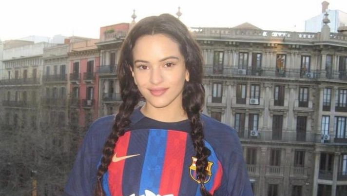 Il Clásico fa “litigare” una coppia di artisti, Rauw Alejandro paga pegno: “Dovrò pulire…” - immagine 1