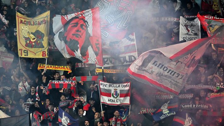 CREMONA, ITALY - NOVEMBER 08:US Cremonese fans during the Serie A match between US Cremonese and AC Milan at Stadio Giovanni Zini on November 08, 2022 in Cremona, Italy. (Photo by Alessandro Sabattini/Getty Images) Cremonese, i tifosi leccesi non entrano: e allora nemmeno noi… - immagine 1