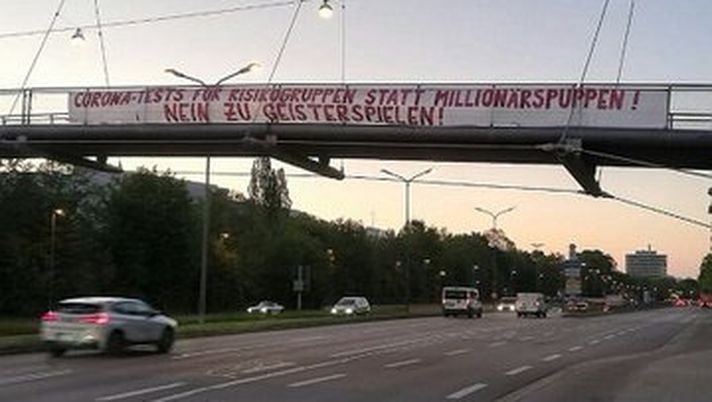 Gli striscioni dei tifosi a Monaco di Baviera... Gli striscioni dei tifosi a Monaco di Baviera...