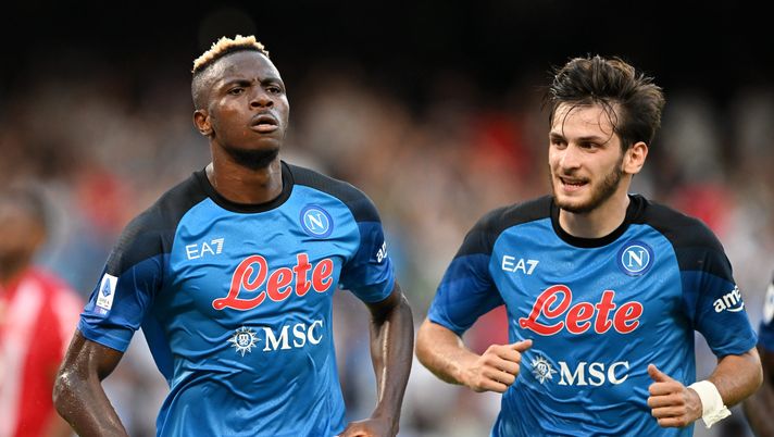 NAPLES, ITALY - AUGUST 21: Victor Osimhen of Napoli celebrates scoring their side's second goal with teammate Khvicha Kvaratskhelia during the Serie A match between Napoli and Monza at Stadio Diego Armando Maradona on August 21, 2022 in Naples, Italy. (Photo by Francesco Pecoraro/Getty Images) Lobotka nel pre: “Fiorentina buona squadra. Sarà diversa dall’anno scorso” - immagine 1