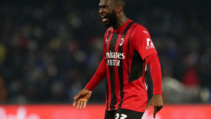 NAPLES, ITALY - MARCH 06: Fikayo Tomori of AC Milan celebrates their sides victory after the Serie A match between SSC Napoli and AC Milan at Stadio Diego Armando Maradona on March 06, 2022 in Naples, . (Photo by Francesco Pecoraro/Getty Images)