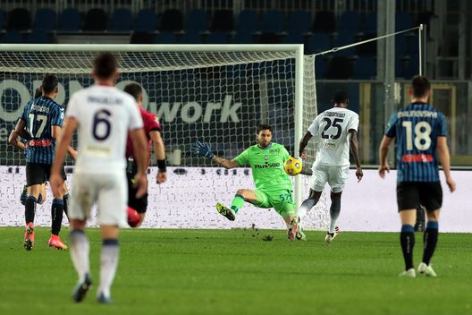BERGAMO, ITALY - MARCH 03: Simy Nwankwo of F.C. Crotone scores their team's first goal past Marco Sportiello of Atalanta BC during the Serie A match between Atalanta BC and FC Crotone at Gewiss Stadium on March 03, 2021 in Bergamo, Italy. Sporting stadiums around Italy remain under strict restrictions due to the Coronavirus Pandemic as Government social distancing laws prohibit fans inside venues resulting in games being played behind closed doors. (Photo by Emilio Andreoli/Getty Images) BERGAMO, ITALY - MARCH 03: Simy Nwankwo of F.C. Crotone scores their team's first goal past Marco Sportiello of Atalanta BC during the Serie A match between Atalanta BC and FC Crotone at Gewiss Stadium on March 03, 2021 in Bergamo, Italy. Sporting stadiums around Italy remain under strict restrictions due to the Coronavirus Pandemic as Government social distancing laws prohibit fans inside venues resulting in games being played behind closed doors. (Photo by Emilio Andreoli/Getty Images)