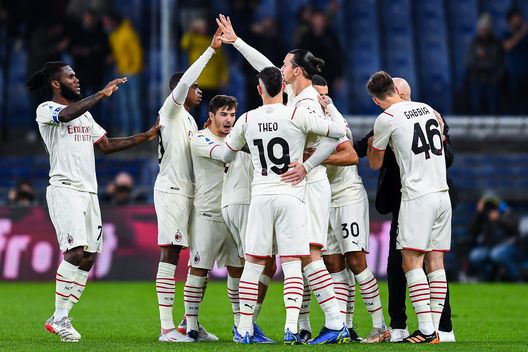 GENOA, ITALY - DECEMBER 1: Zlatan Ibrahimovic of Milan (C) celebrates with his team-mates and Stefano Pioli head coach of Milan after scoring a goal on a free-kick during the Serie A match between Genoa CFC and AC Milan at Stadio Luigi Ferraris on December 1, 2021 in Genoa, Italy. (Photo by Getty Images) GENOA, ITALY - DECEMBER 1: Zlatan Ibrahimovic of Milan (C) celebrates with his team-mates and Stefano Pioli head coach of Milan after scoring a goal on a free-kick during the Serie A match between Genoa CFC and AC Milan at Stadio Luigi Ferraris on December 1, 2021 in Genoa, Italy. (Photo by Getty Images)